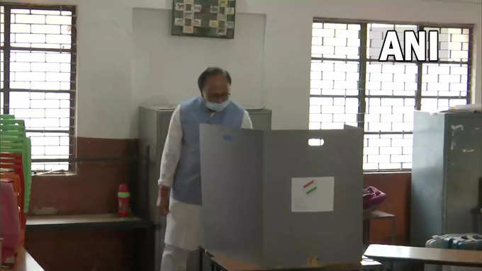 उत्तर प्रदेश में आज पांचवे चरण के लिए मतदान हो रहा है। योगी सरकार में मंत्री सिद्धार्थनाथ सिंह ने प्रयागराज में मतदान केंद्र पहुंचकर अपना वोट दिया। इस मौके पर उन्होंने कहा कि भाजपा 300 का आंकड़ा पार करेगी।
