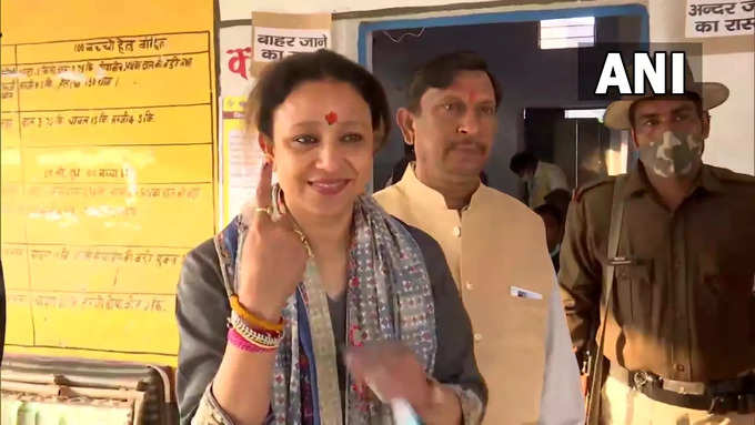 प्रतापगढ़ में कांग्रेस उम्मीदवार आराधना मिश्रा ने संग्रामगढ़ में मतदान केंद्र पहुंचकर अपना वोट दिया।  आराधना मिश्रा रामपुर खास सीट से चुनाव लड़ रही हैं।