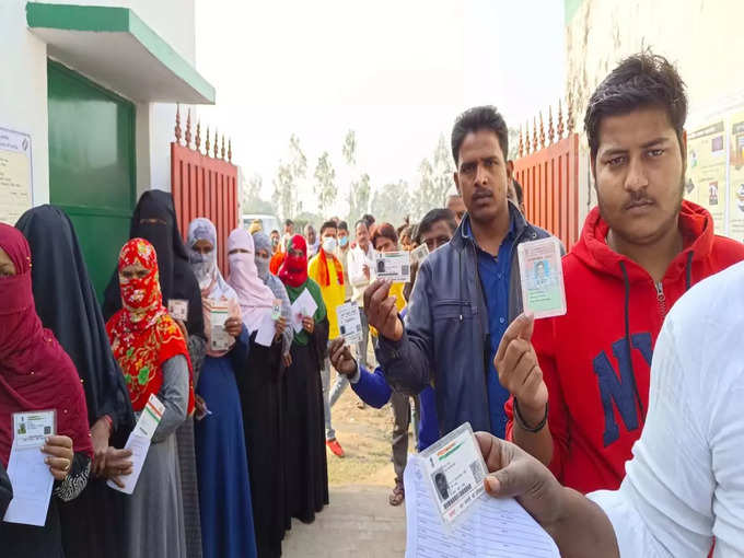 बाराबंकी की जैदपुर विधानसभा क्षेत्र के एक बूथ पर लाइन में लगे हुए मतदाता