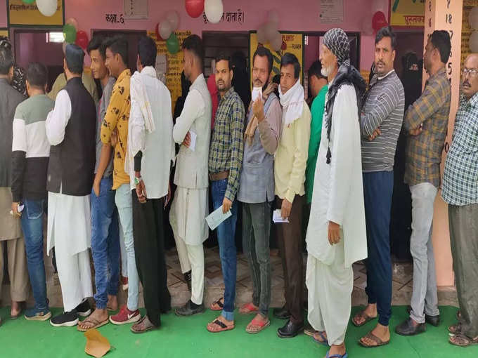 अयोध्या जिले की रुदौली विधानसभा के भेलसर गांव में मतदान के लिए लगी लोगों की लंबी लाइन
