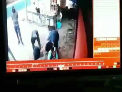 Betul News : पत्नी ने बेटे के साथ मिलकर की शराबी पति की पिटाई, मारपीट का वीडियो वायरल