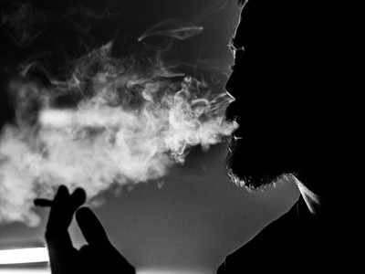 सिगारेट ओढणाऱ्यांनो, मुंबईसह या रेल्वे स्थानकांबाहेर तंबाखुजन्य पदार्थांचे सेवन केल्यास पडेल महागात