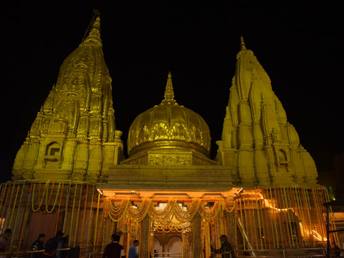 काशी विश्वनाथ मंदिर के बाहर का दृश्य