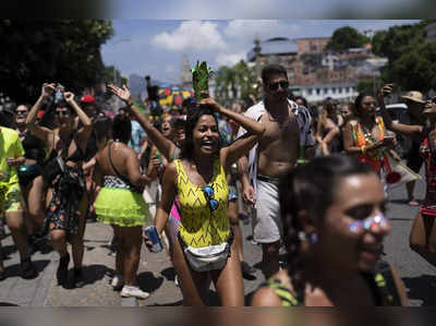 Brazil Carnival : यूक्रेन युद्ध से टेंशन में दुनिया, ब्राजील मना रहा कार्निवल, सड़कों पर जमकर पार्टी कर रहे लोग