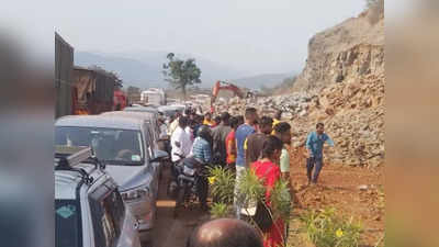 Mumbai-Goa Highway Landslide : रत्नागिरीत भोस्ते घाटात दरड कोसळली; मुंबई-गोवा महामार्गावरील वाहतुकीवर परिणाम