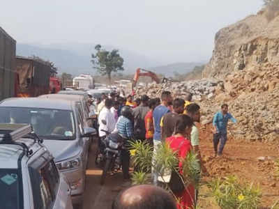 Mumbai-Goa Highway Landslide : रत्नागिरीत भोस्ते घाटात दरड कोसळली; मुंबई-गोवा महामार्गावरील वाहतुकीवर परिणाम