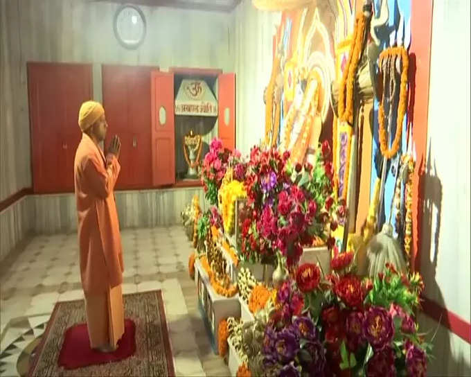 उत्तर प्रदेश के मुख्यमंत्री योगी आदित्यनाथ ने मतदान करने से पहले गोरखपुर में गोरखनाथ मंदिर में पूजा की