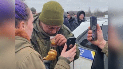 Russian Soldier Tears: यूक्रेन में सरेंडर कर रो पड़ा रूसी सैनिक, जनता ने दी चाय, मां से कराई बात