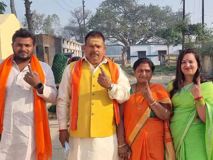 सिद्धार्थनगर की डुमरियागंज विधानसभा सीट से बीजेपी प्रत्याशी राघवेन्द्र प्रताप सिंह ने परिवार के साथ मतदान किया।