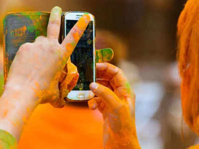 Holi 2022: तुमच्या महागड्या स्मार्टफोनला रंग आणि पाण्यापासून असे  ठेवा सेफ, फॉलो करा या कूल टिप्स