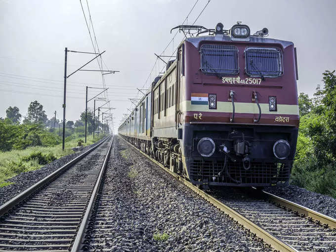 मध्य रेलवे मुंबई और बालिया के बीच चलने वाली ये स्पेशल ट्रेनें -