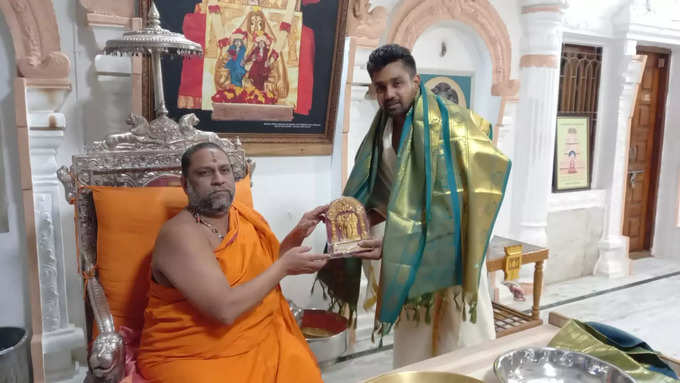 ಧ್ರುವ ಸರ್ಜಾಗೆ ಗುರುಗಳ ಪ್ರತಿಮೆ ನೀಡಿದ ಶ್ರೀ ಸುಭುದೇಂದ್ರರು