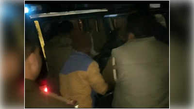 Agra News: सड़क हादसे में पुलिसकर्मी की पत्नी और बच्चे की मौत, सिपाही भी घायल