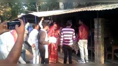 Mainpuri News: मैनपुरी में पति के सामने 3 बच्‍चों की मां ने प्रेमी को पहनाई वरमाला, कहा- हसबैंड से नहीं थी खुश