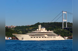 Russian billionaires yachts: फुटबॉल के मैदान से बड़ा साइज, हेलीपैड, स्विमिंग पूल.. देखिए रूसी अमीरों की आलीशान यॉट्स की तस्वीरें