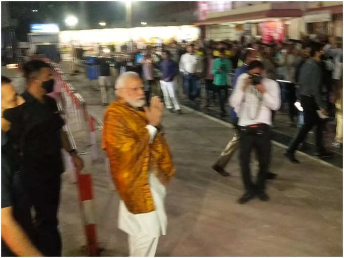 रेलवे स्टेशन पर लोगों को हाथ जोड़कर नमस्कार करते हुए पीएम मोदी