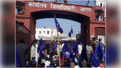 Agra News: 2 बार तोड़ी गई आंबेडकर की प्रतिमा, गुस्साए अनुयाईयों ने रोका DM कार्यालय का रास्ता