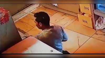 Kanpur News: तिजोरी खोल नहीं पाया तो दुकान से उठा ले गया चोर, CCTV में कैद हुई घटना