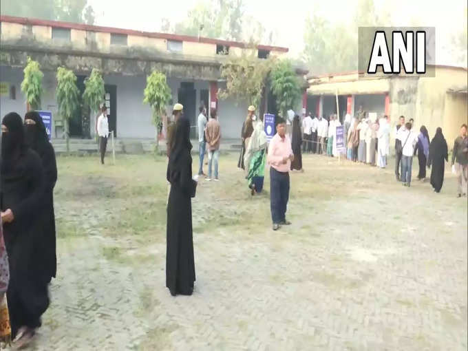 मऊ जिले में हो रहे सातवें चरण के मतदान के दौरान एक पोलिंग सेंटर पर लगी मतदाताओं की लाइन