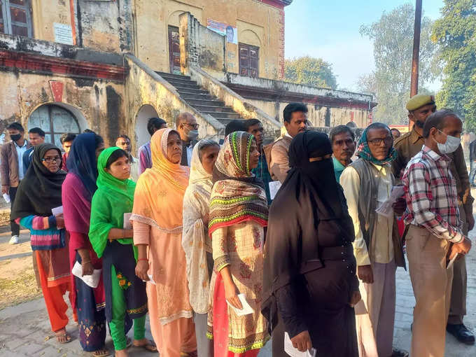 भदोही जिले में हो रहे विधानसभा चुनाव के मतदान के लिए लगी लाइन