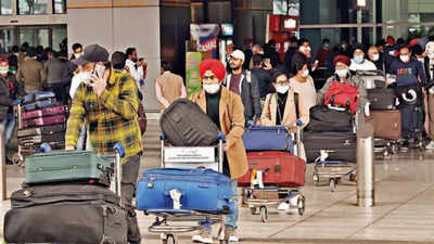 विदेश जाने के लिए लगाई तिकड़म, नेपाल के रास्ते फ्रैंकफर्ट जाने की टिकट कराई, एयरपोर्ट पर पत्नी और 2 बच्चों के साथ पकड़े गए