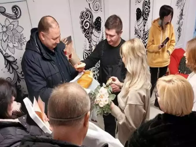 ukraine coupl marriage in shelter