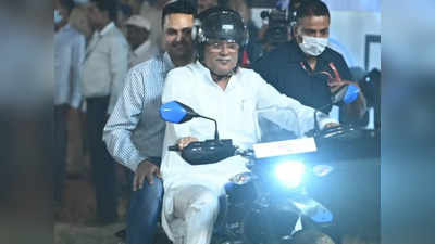 Chhattisgarh : स्पोर्ट्स बाइक पर दिखा सीएम बघेल का अलग अंदाज, सुपर क्रॉस बाइक रेसिंग चैंपियनशिप में चलाई बाइक