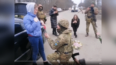Ukrainian Troop Girlfriend: यूक्रेनी सैनिक की ड्यूटी के बीच आई मोहब्बत...दिल छू लेने वाले वीडियो में लव, इमोशन सब कुछ