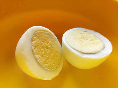 Storing eggs: बाजार से लाए अंडों को फ्रिज में रखें या नहीं, जानें कितने घंटों में हो सकते हैं खराब