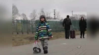 रूस-यूक्रेन युद्ध: रोते हुए मासूम बच्चे ने किया बॉर्डर पार, वीडियो देख हर कोई रो दिया