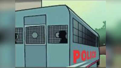 पेशी से लौटते हुए जेल वैन में भिड़े कैदी, पुलिस ने मिर्ची स्प्रे कर कैदियों को किया काबू