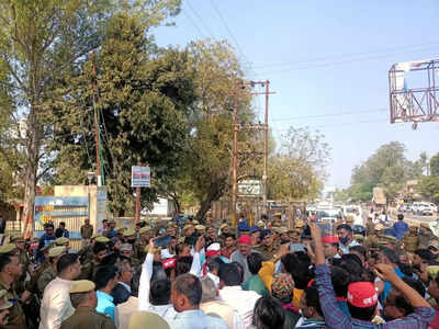 UP Election Vote Counting: बांदा में प्रशासनिक अधिकारियों की गाड़ी की तलाशी लेने पर अड़े, सपाइयों को पुलिस ने खदेड़ा