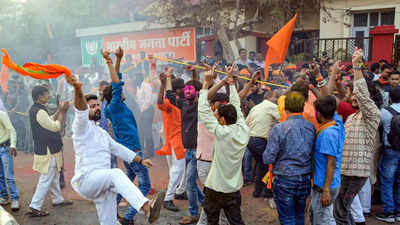 UP Chunav Result: बीजेपी की प्रचंड जीत के बीच बाराबंकी में सपा के धर्मराज सिंह ने सबको चौंकाया, जानिए छह सीटों का हाल