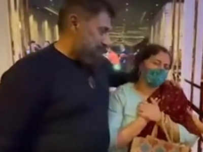 Video: द कश्मीर फाइल्स देखकर फूटकर रोईं यह महिला, विवेक अग्निहोत्री के पैर छू कर बिलख पड़ीं