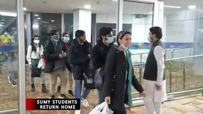 Indian Students In Ukraine: सुमी शहर से 674 भारतीयों को लेकर वतन वापस आए तीन विमान, अपनों को पाकर नम हुई आखें