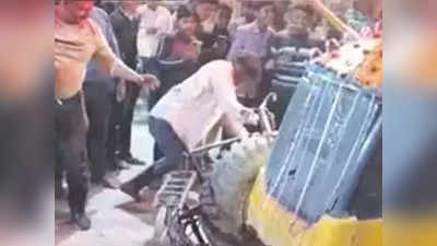 Badaun News: बदायूं में भाजपा कार्यकर्ताओं ने सपा के सिंबल साइकल को बुलडोजर किया, वीडियो वायरल