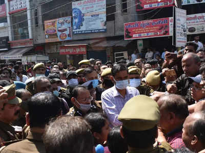 Bulandshahr News: बुलंदशहर में व्यापारी हत्या मामले में बड़ी कार्रवाई, थाना प्रभारी लाइनहाजिर... DM-SSP परिजनों से मिले