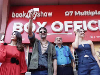 Bachchan Pandey की Advance Booking शुरू, टिकट खरीदने पहुंचे अक्षय कुमार, कृति सेनन और जैकलीन फर्नांडिस