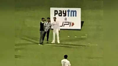 India vs Sri Lanka: मैदान में घुसे क्रिकेट प्रशंसक, कोहली के साथ खींची सेल्फी