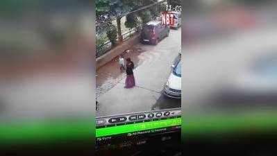 Ghaziabad: चोरों की ऐसी हिम्मत नहीं देखी होगी, घर के सामने महिला के साथ अंजाम दी ये वारदात, देखें CCTV फुटेज