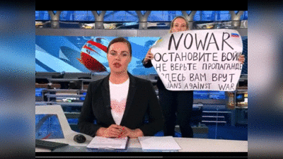 Russia War Protester: यूक्रेन से बंद करो जंग, झूठ बोल रहे, जब रूस में लाइव टीवी शो में घुसी साहसी महिला, देखें वीडियो