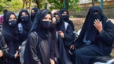 Hijab Verdict: ‘ನಾವು ಯಾವ ಆದೇಶಕ್ಕೂ ಮನ್ನಣೆ ನೀಡೋದಿಲ್ಲ’; ಹಿಜಾಬ್‌ಗೆ ಪಟ್ಟು ಹಿಡಿದ ಹಾಸನದ ವಿದ್ಯಾರ್ಥಿನಿಯರು