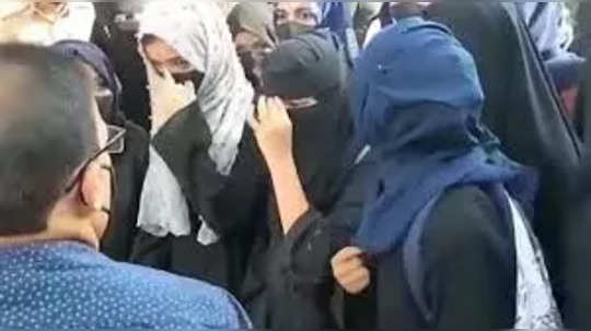 Hijab Row Verdict : ಯಾದಗಿರಿಯಲ್ಲಿ ಪರೀಕ್ಷೆ ಬಹಿಷ್ಕರಿಸಿ ಕಾಲೇಜಿನಿಂದ ಹೊರನಡೆದ ವಿದ್ಯಾರ್ಥಿನಿಯರು