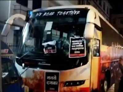 IPL 2022 : दिल्ली कॅपिटल्सच्या बसवर हल्ला; व्हिडीओमध्ये पाहा नेमकं घडलं तरी काय...