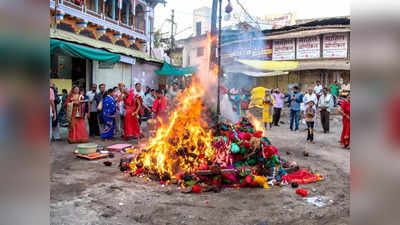 Holika Dahan 2022 ধন লাভের জন্য ন্যাড়া পোড়ার আগুনে আহুতি দিন রাশি মেনে