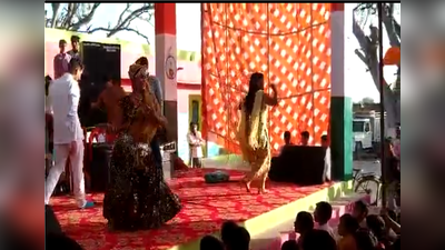 Haryanvi Dance viral video: स्कूली बच्चों के सामने लगते रहे अश्लील ठुमके, वायरल हुआ वीडियो को प्रिंसिपल छुट्टी पर चले गए