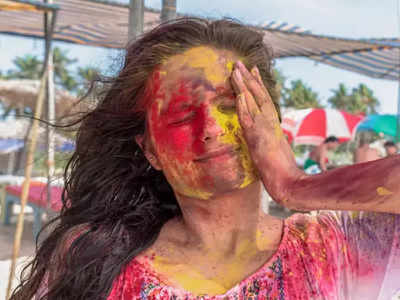 <strong>Beauty Tips For Holi : </strong>रंगामुळे त्वचा व केसांची होईल भयंकर हालत, जगातल्या सर्वात टॉप ब्युटीशियन शहनाज हुसैनच्या टिप्स होतायत व्हायरल!