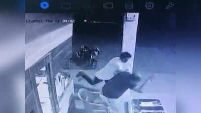 Indore Crime News : शराब के लिए पैसे नहीं दिए तो बदमाश ने ट्रांसपोर्ट व्‍यापारी को पीटा, घटना सीसीटीवी में कैद