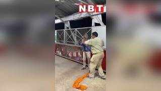 Lucknow: चारबाग रेलवे स्टेशन पर महिला ने चप्पल से पुलिसवाले को पीटा, देखें वायरल वीडियो