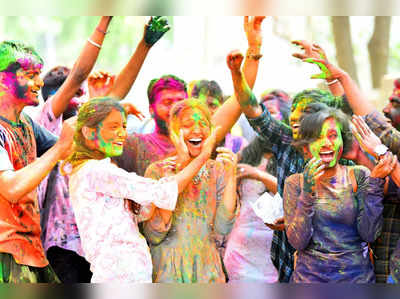 Holi 2022 : ಖುಷಿಯ ಬಣ್ಣಕ್ಕೆ ಎಲ್ಲರ ಮೊಗವರಳಿತು : ಬೆಂಗಳೂರಿನ ಮನೆ ಮನೆಯಲ್ಲೂ ಹೋಳಿ ಸಂಭ್ರಮ